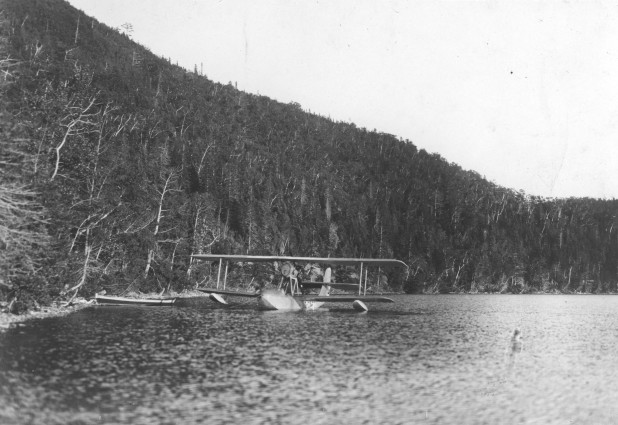Hydravion G-CAFO de Jacques de Lesseps, au Lac Matapédia de Val-Brillant en 1927-1928. (Coll.privée M.Yves Durette, archives de la Corp. Lire la Mer, Matane)